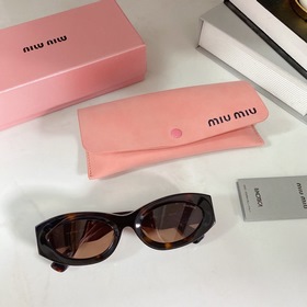 Новинка года MIUMIU SUM88X. Простой и легко сочетаемый фасон с кр