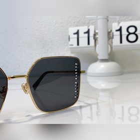 MIUMIU Новая модель с ажурными стеклами SMU51Y Размер： 60-17-140 