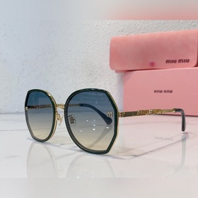 MIU* Большая оправа лучше подчеркивает форму лица Выглядит элеган