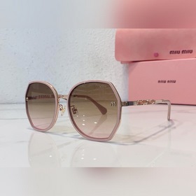 MIU* Большая оправа лучше подчеркивает форму лица Выглядит элеган
