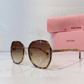 MIU* Большая оправа лучше подчеркивает форму лица Выглядит элеган