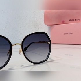 MIU* Большая оправа лучше подчеркивает форму лица Выглядит элеган