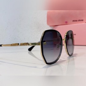 MIU* Большая оправа лучше подчеркивает форму лица Выглядит элеган