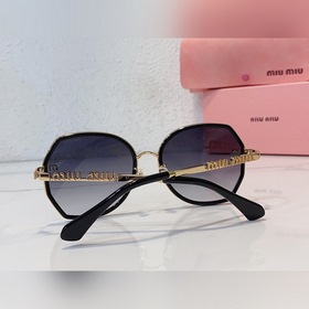 MIU* Большая оправа лучше подчеркивает форму лица Выглядит элеган