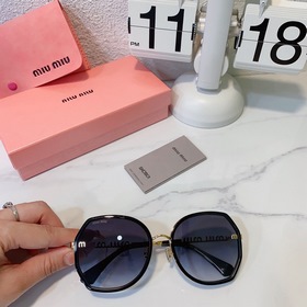 MIU* Большая оправа лучше подчеркивает форму лица Выглядит элеган