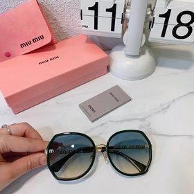 MIU* Большая оправа лучше подчеркивает форму лица Выглядит элеган