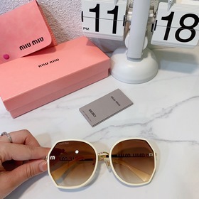 MIU* Большая оправа лучше подчеркивает форму лица Выглядит элеган