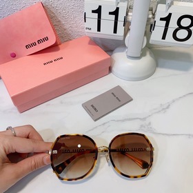 MIU* Большая оправа лучше подчеркивает форму лица Выглядит элеган
