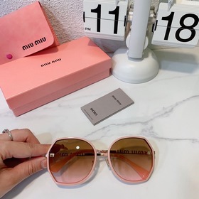 MIU* Большая оправа лучше подчеркивает форму лица Выглядит элеган