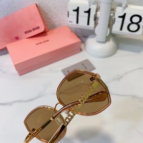 MIU* Большая оправа лучше подчеркивает форму лица Выглядит элеган