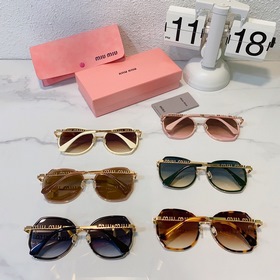 MIU* Большая оправа лучше подчеркивает форму лица Выглядит элеган