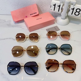 MIU* Большая оправа лучше подчеркивает форму лица Выглядит элеган