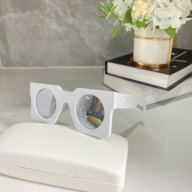 Off-White TM Модель： ERI009 Размер： 45*33*145 Коробка для достав