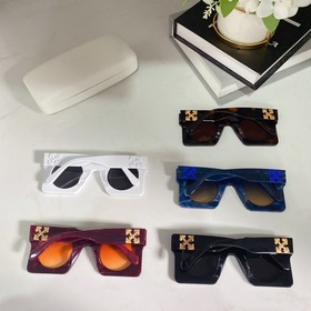 Off-White TM Модель： ERI009 Размер： 45*33*145 Коробка для достав