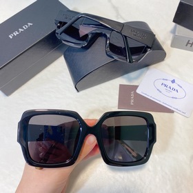 PRADA ~~Модель SPR21X, представленная на показе, с контрастными ц
