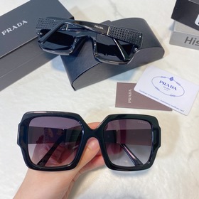 PRADA ~~Модель SPR21X, представленная на показе, с контрастными ц