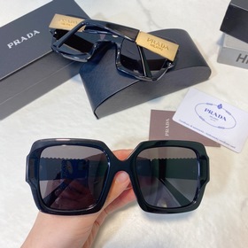 PRADA ~~Модель SPR21X, представленная на показе, с контрастными ц