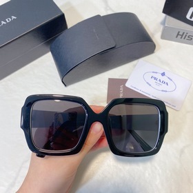 PRADA ~~Модель SPR21X, представленная на показе, с контрастными ц