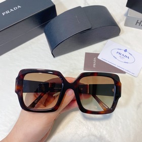 PRADA ~~Модель SPR21X, представленная на показе, с контрастными ц