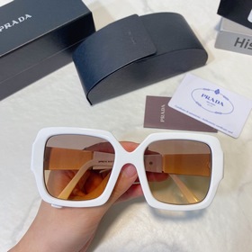 PRADA ~~Модель SPR21X, представленная на показе, с контрастными ц