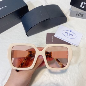 PRADA ~~Модель SPR21X, представленная на показе, с контрастными ц