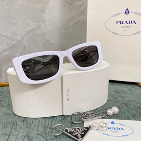 Новая модель PRADA*SPR14Y в сочетании с новыми жемчужными серьгам