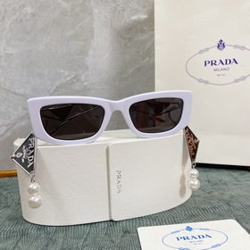 Новая модель PRADA*SPR14Y в сочетании с новыми жемчужными серьгам