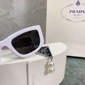 Новая модель PRADA*SPR14Y в сочетании с новыми жемчужными серьгам