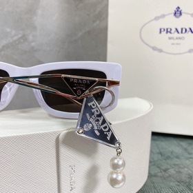 Новая модель PRADA*SPR14Y в сочетании с новыми жемчужными серьгам
