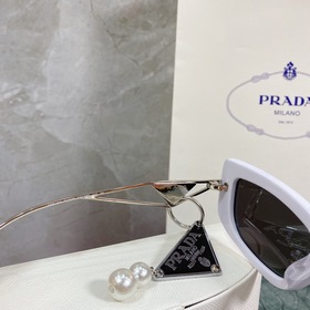 Новая модель PRADA*SPR14Y в сочетании с новыми жемчужными серьгам