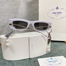 Новая модель PRADA*SPR14Y в сочетании с новыми жемчужными серьгам