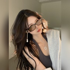PRADA*SPR14Y в сочетании с новыми жемчужными серьгами этого года.