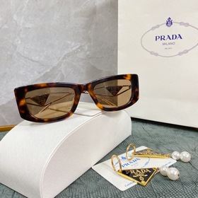 PRADA*SPR14Y в сочетании с новыми жемчужными серьгами этого года.