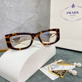 PRADA*SPR14Y в сочетании с новыми жемчужными серьгами этого года.