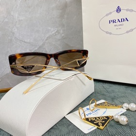 PRADA*SPR14Y в сочетании с новыми жемчужными серьгами этого года.