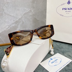 PRADA*SPR14Y в сочетании с новыми жемчужными серьгами этого года.
