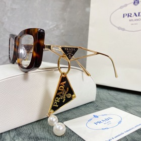 PRADA*SPR14Y в сочетании с новыми жемчужными серьгами этого года.