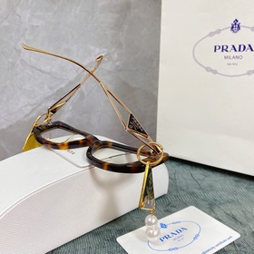 PRADA*SPR14Y в сочетании с новыми жемчужными серьгами этого года.