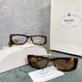 PRADA*SPR14Y в сочетании с новыми жемчужными серьгами этого года.