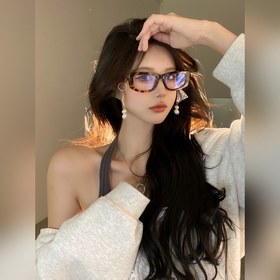 PRADA*SPR14Y в сочетании с новыми жемчужными серьгами этого года.