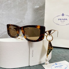 PRADA*SPR14Y в сочетании с новыми жемчужными серьгами этого года 