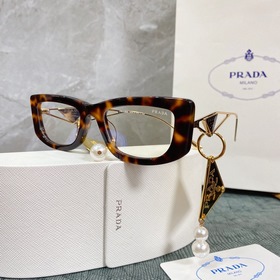 PRADA*SPR14Y в сочетании с новыми жемчужными серьгами этого года 