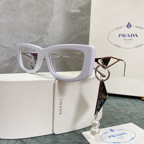 PRADA*SPR14Y в сочетании с новыми жемчужными серьгами этого года 