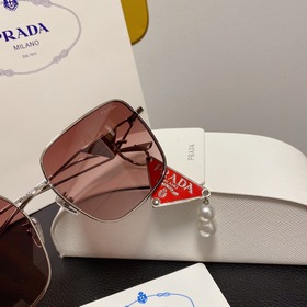 Незаменимый аксессуар для естественного образа – очки Prada. Подв