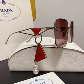Незаменимый аксессуар для естественного образа – очки Prada. Подв