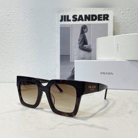2023 год, первая премьера новой модели PRADA с подиума. Модель SP