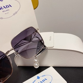 Очки Prada Очки серьги в комплекте. Очень нравятся.