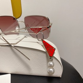 Незаменимый аксессуар для естественного образа – очки Prada. Подв