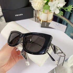 PRADA*SPR14Y в сочетании с новыми жемчужными серьгами этого года 