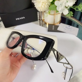 PRADA*SPR14Y в сочетании с новыми жемчужными серьгами этого года 